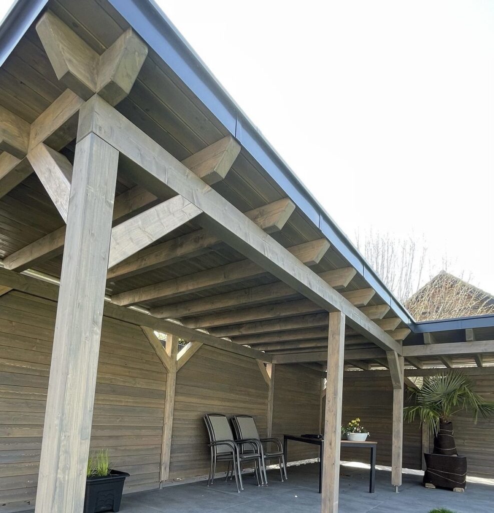 Fertiggestellte Pergola in einem Garten.